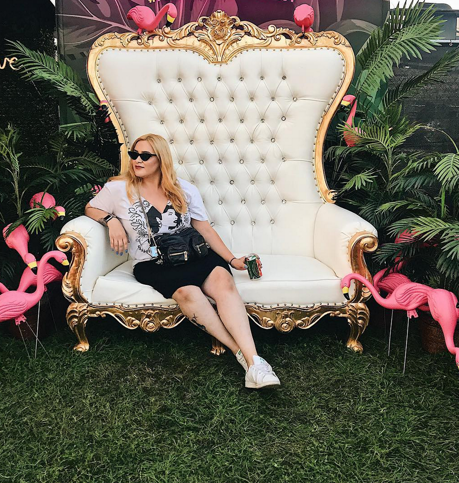 Throne Loveseat Chair Rental in Milwaukee and Wisconsin Willie